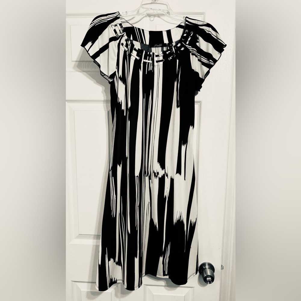On trend Black and white fun and flirty abstract print mini dress.